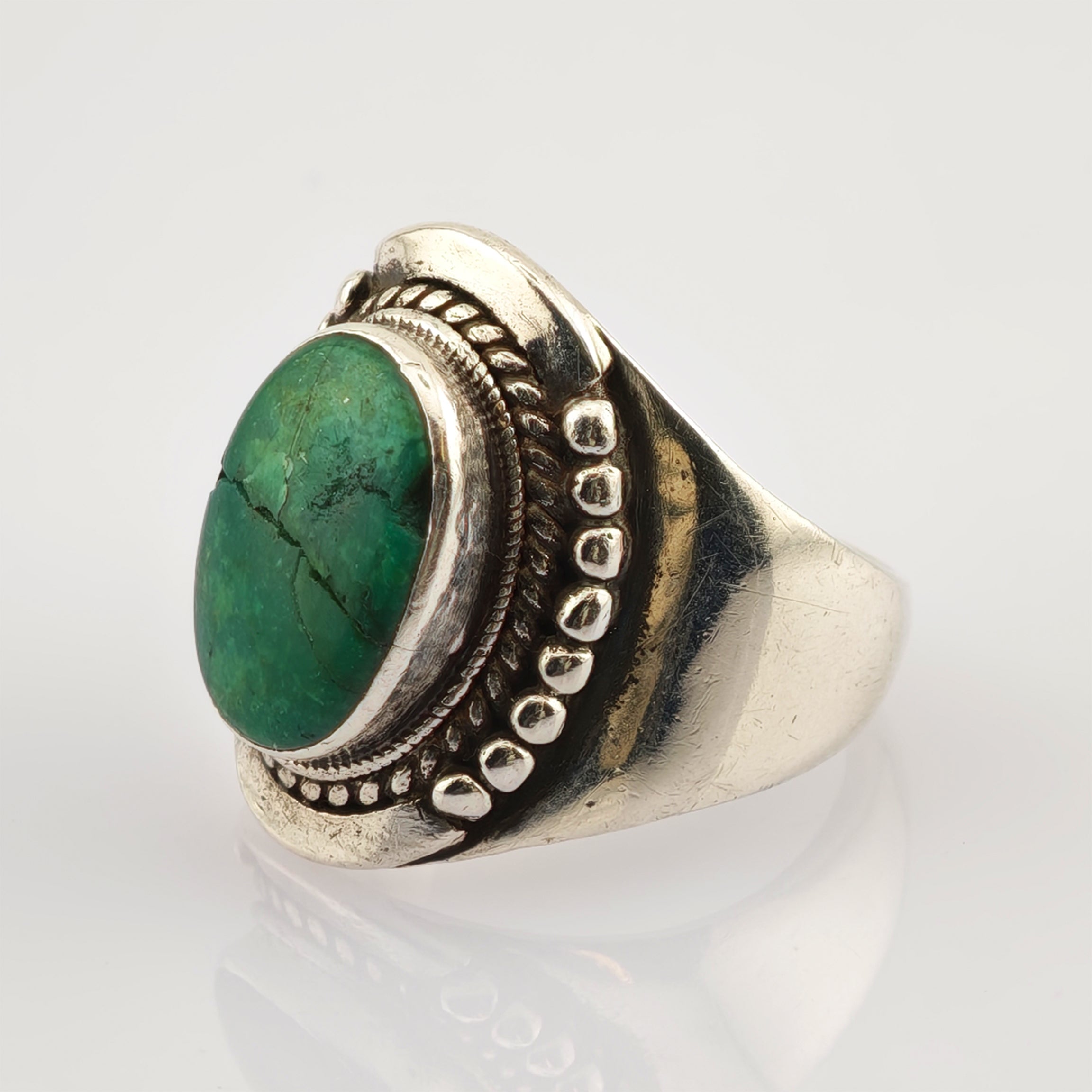 Silberring mit großem ovalem grünem Stein im Vintage-Design