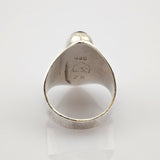 Innenansicht eines silbernen Rings mit eingravierter 835 Punze, stilisiertem K-Symbol und Nummer 28 auf weißem Hintergrund