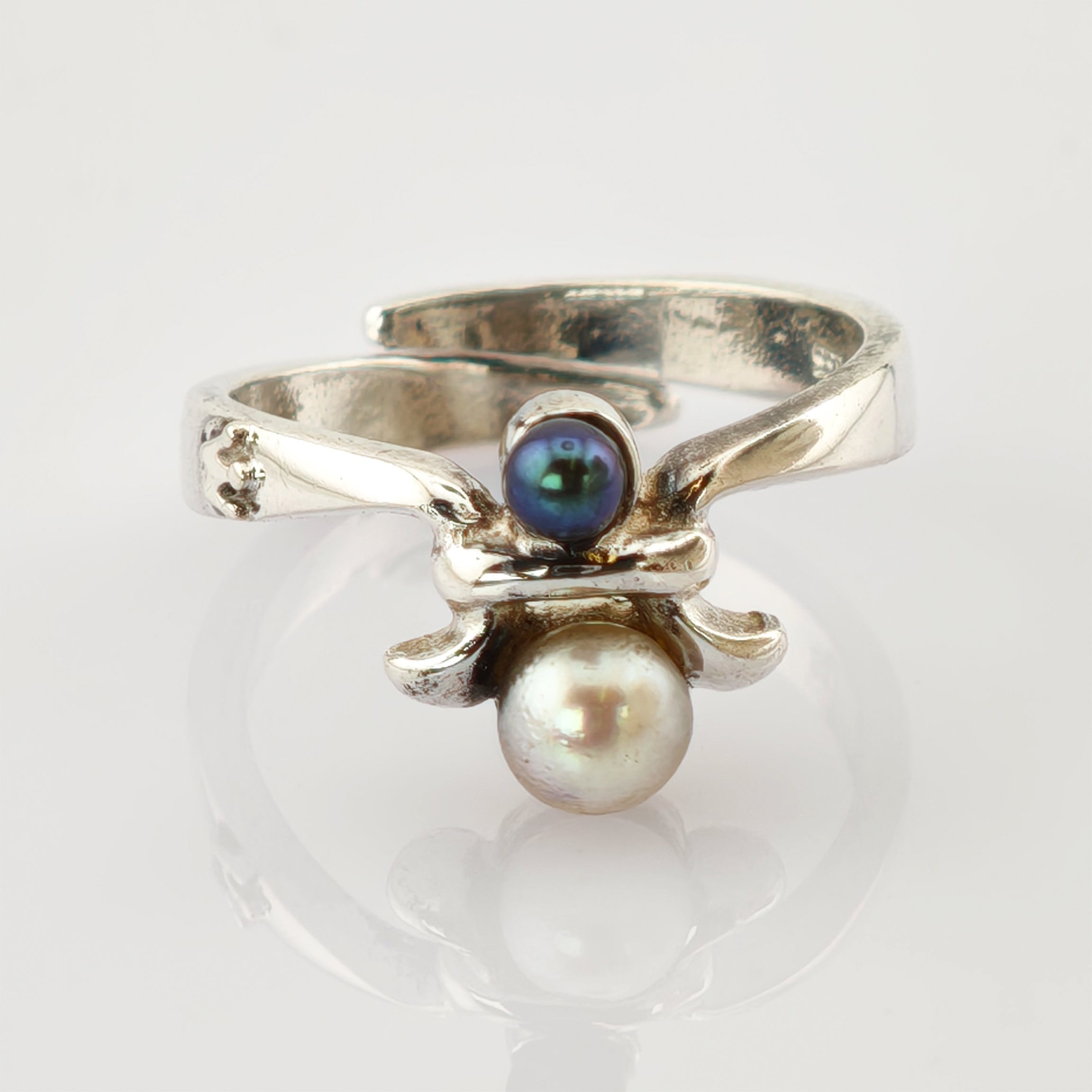 Silberring mit offenem Band und zwei Perlen in Weiß und Dunkelblau, Vintage-Schmuck.