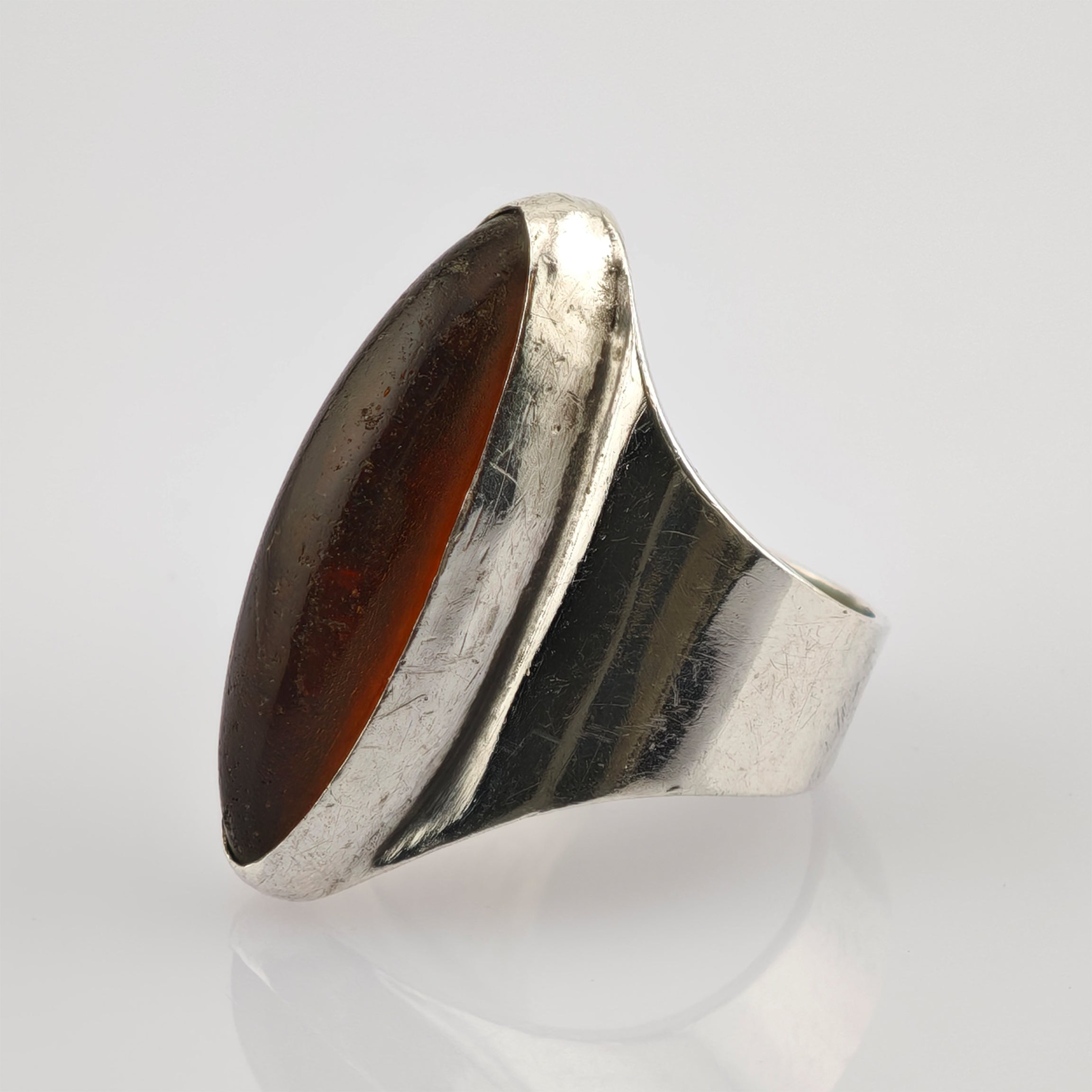 Silberring mit ovalem Bernstein im Vintage-Stil, Kratzer sichtbar