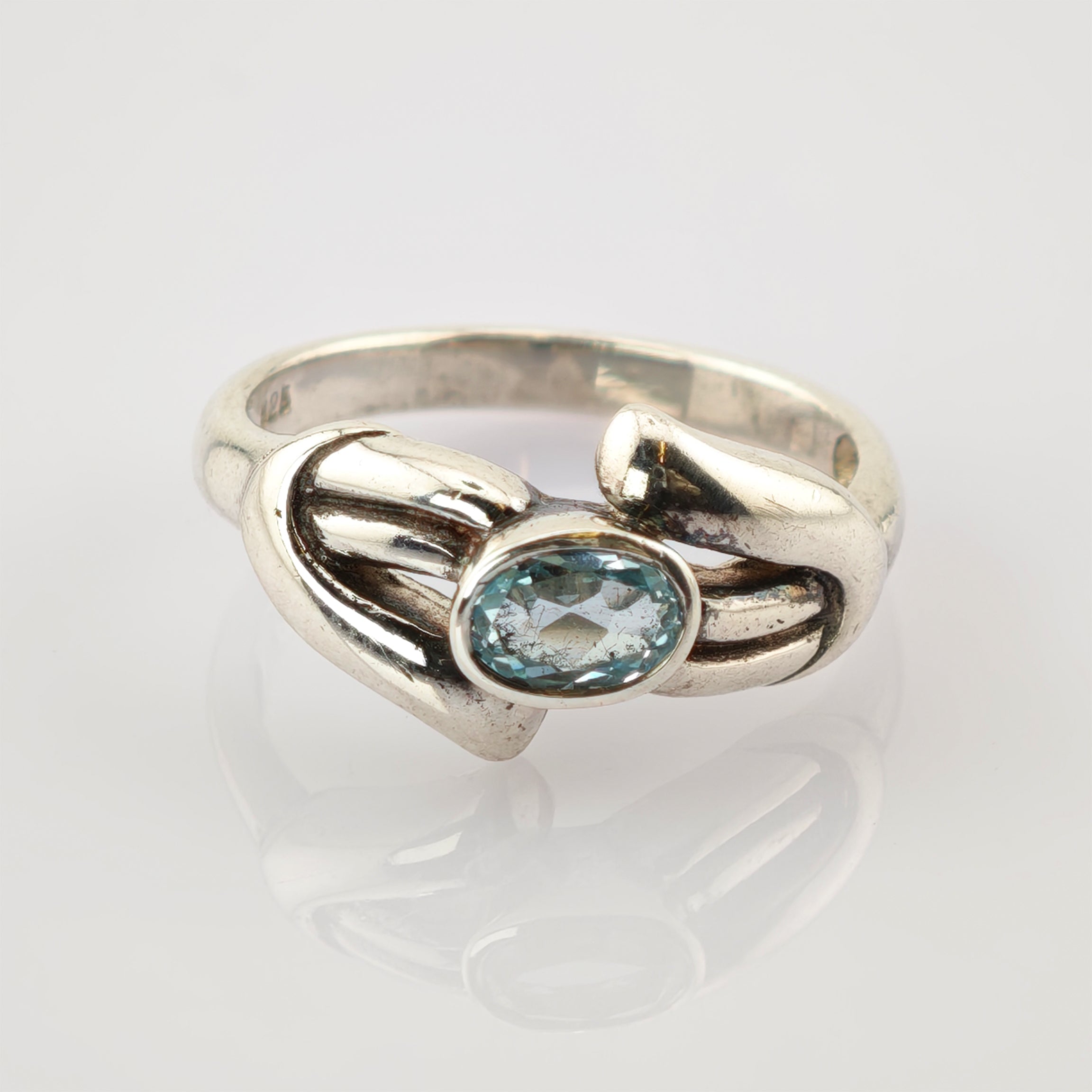 Silberring mit ovalem blauem Edelstein und geschwungenem Band, 925 Sterlingsilber.