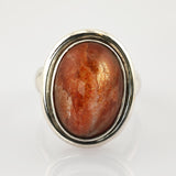 Silberring mit großem ovalem rot-orangefarbenem Cabochon-Edelstein in Bezel-Fassung