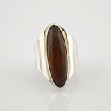 Silberring mit ovalem dunkelbraunem Stein und breitem, verjüngendem Band im Vintage-Stil