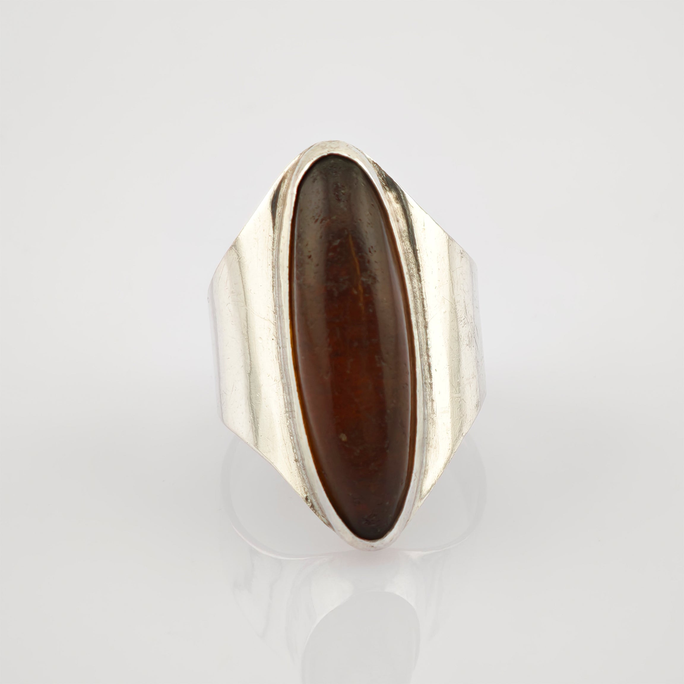 Silberring mit ovalem dunkelbraunem Stein und breitem, verjüngendem Band im Vintage-Stil