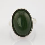Silberring mit glattem, ovalem dunkelgrünem Stein in minimalistischer, eleganter Fassung