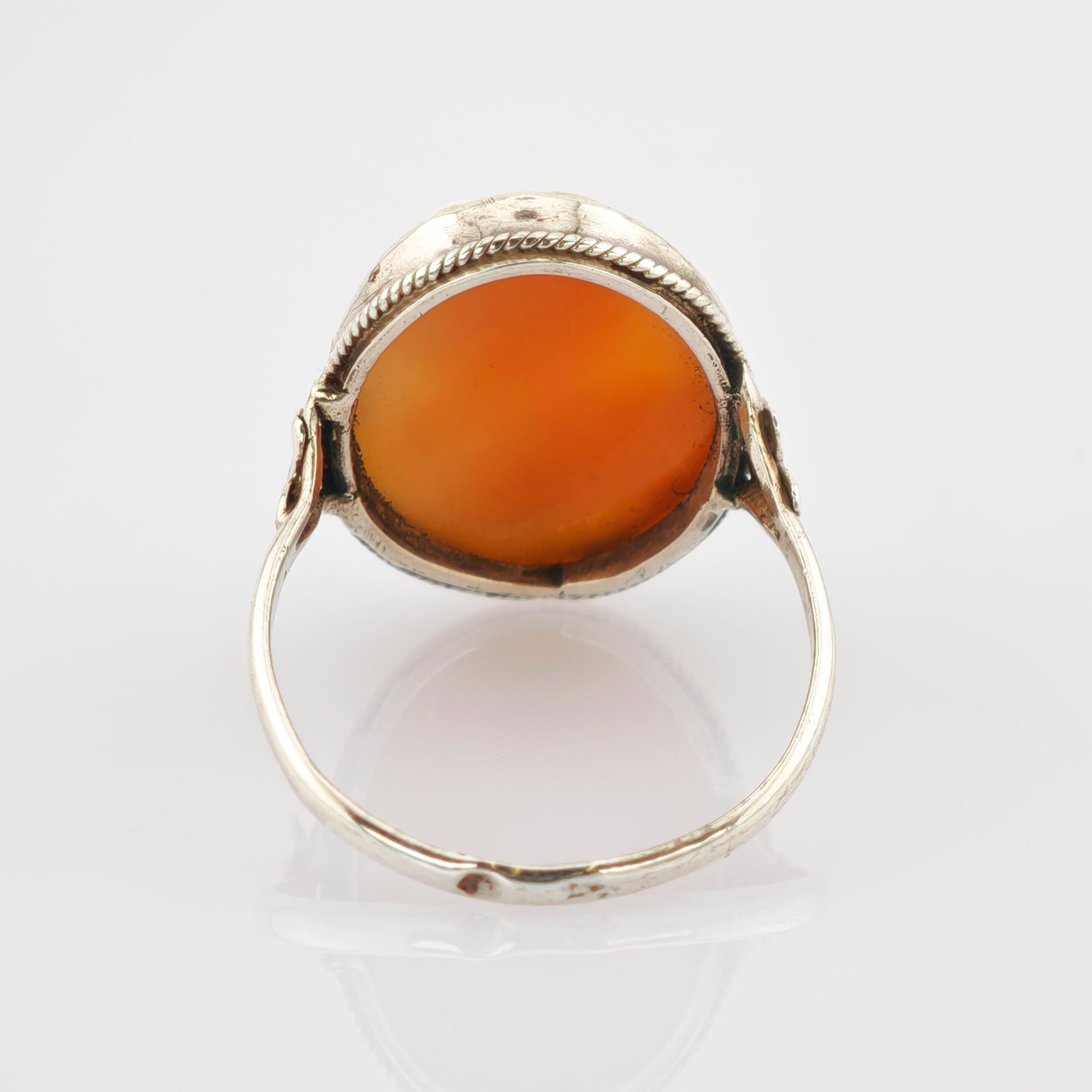 Silberring mit ovalem orangefarbenem Stein in verzierter Fassung, Vintage-Schmuck