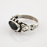 Silberring mit ovalem facettierten schwarzem Edelstein und Mond- und Sternverzierung im Vintage-Stil