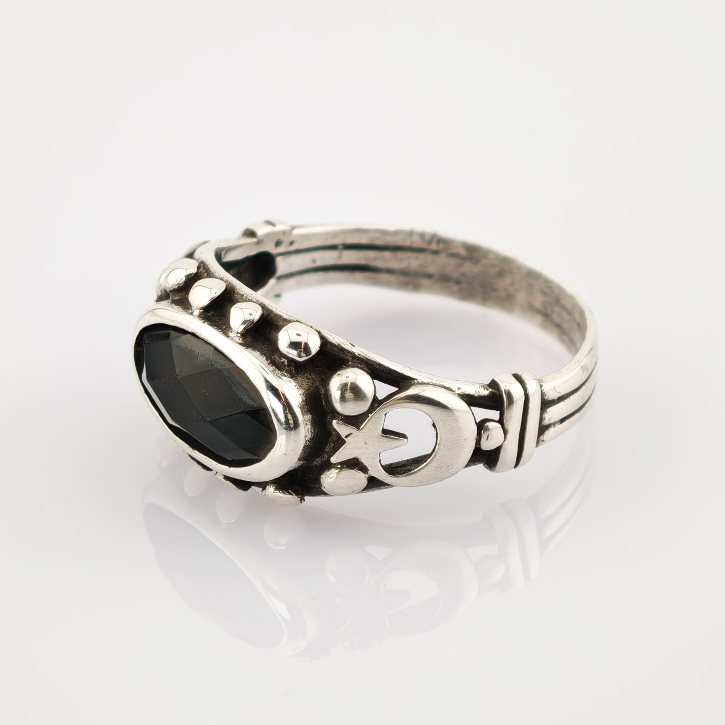 Silberring mit ovalem facettierten schwarzem Edelstein und Mond- und Sternverzierung im Vintage-Stil
