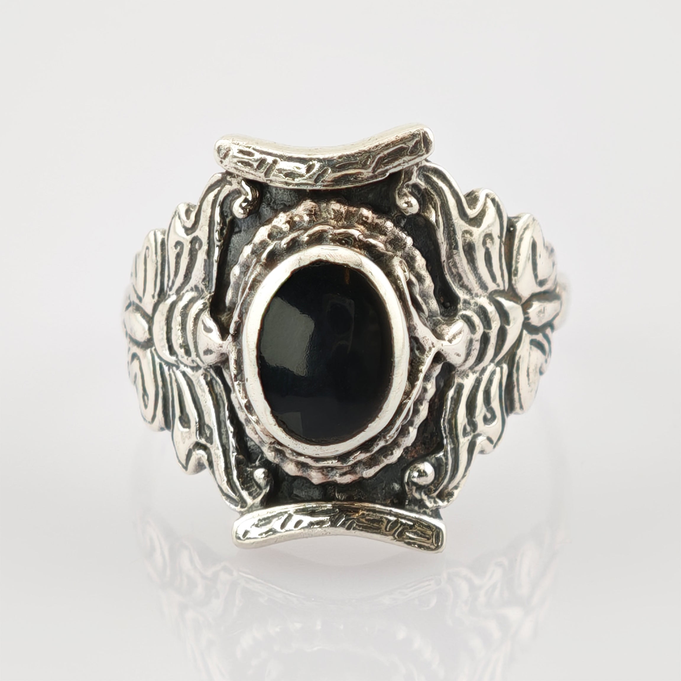 Silberring mit ovalem schwarzem Stein und feinen Gravuren, Vintage-Schmuck