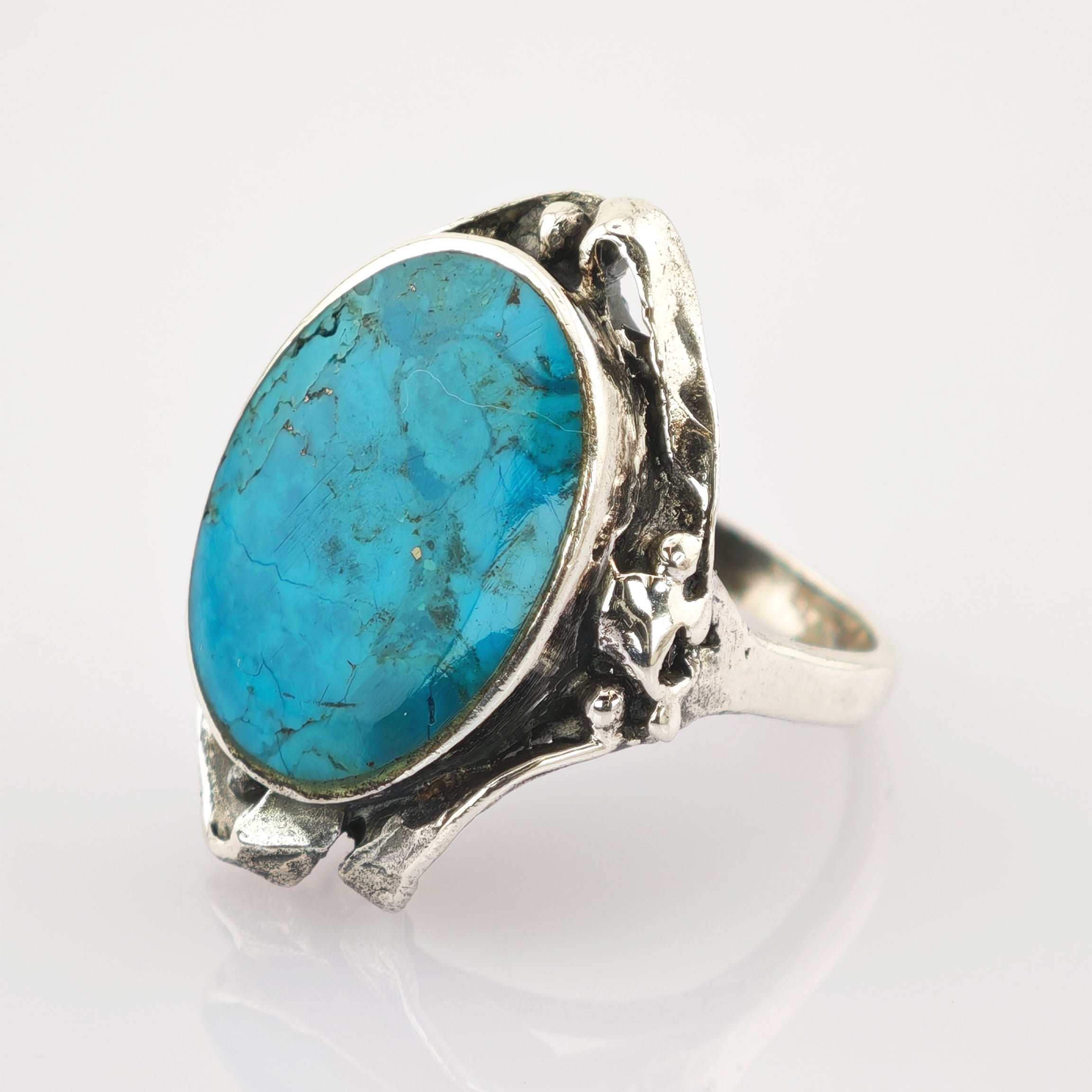 Silberring mit ovalem Türkisstein in rustikalem, texturiertem Fassungsdesign