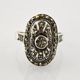 Silberring mit ovalem Kopf und symmetrischen Steinen im Vintage-Stil