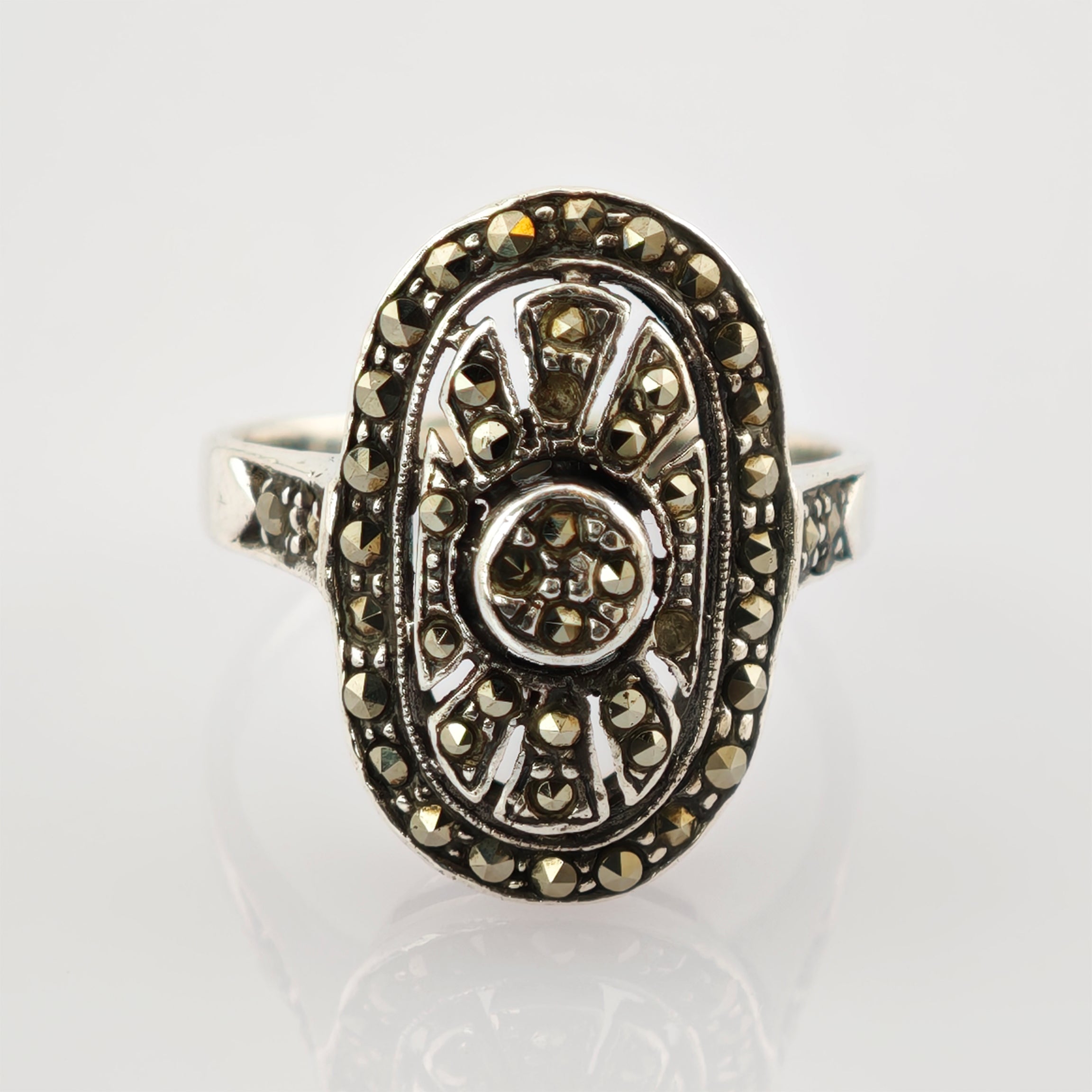 Silberring mit ovalem Kopf und symmetrischen Steinen im Vintage-Stil