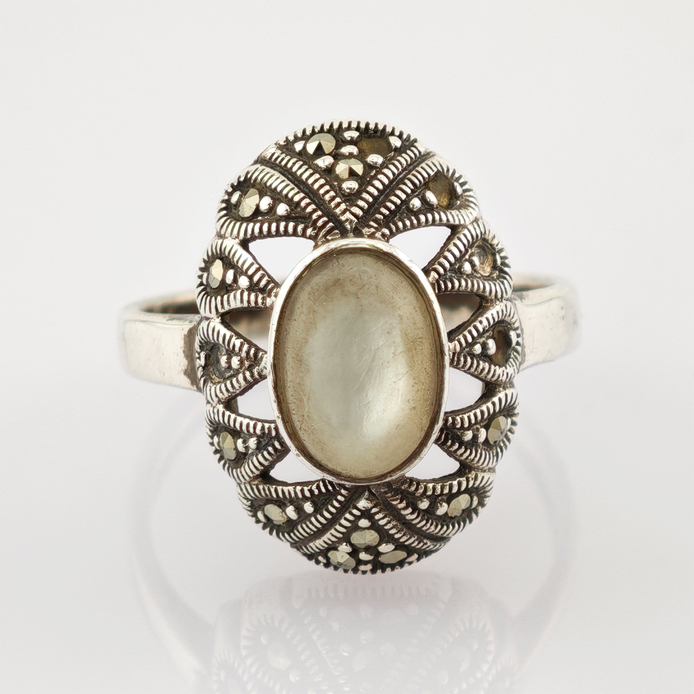 Silberring mit ovalem Zentralstein und filigranem, symmetrischem Muster