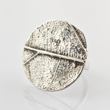 Silberring mit rundem flachen Top und Blattstruktur mit detaillierten Adern und matter Oberfläche.