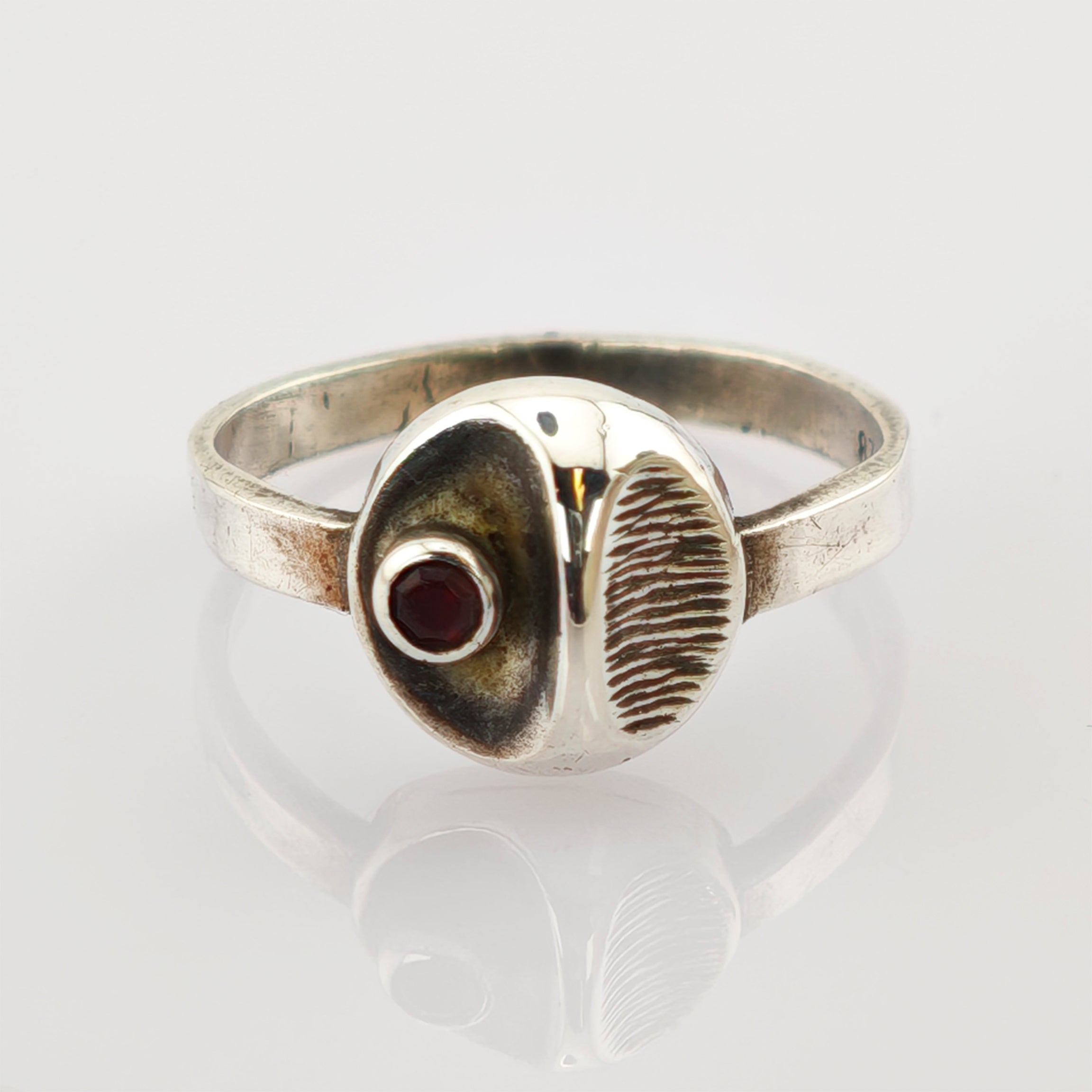Silberring mit rundem Design, rotem Edelstein und vertikalen Rillen im Vintage-Stil