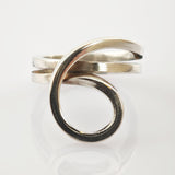 Silberner Ring mit künstlerischem Spiralschleifendesign und glattem Finish.
