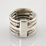 Silberring mit drei verdrehten Bändern und poliertem Kreuzmittelstück, innen 925 Punze