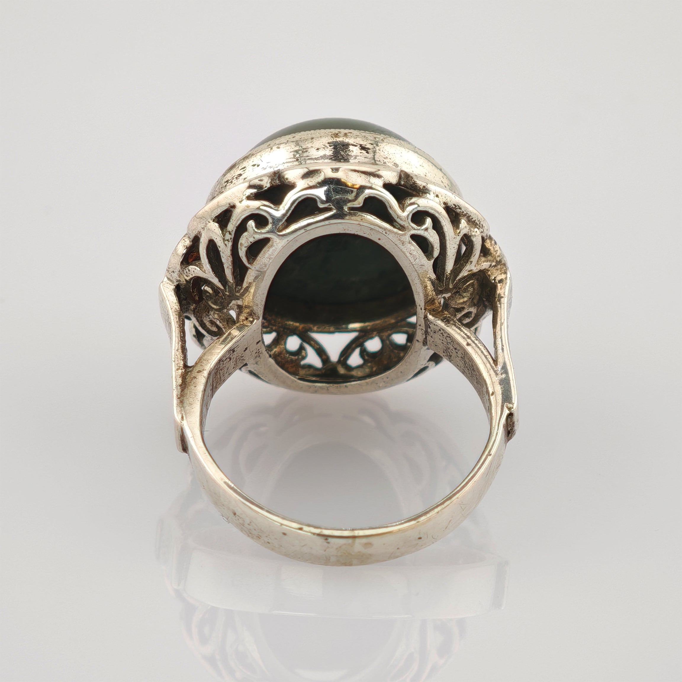Silberring mit filigranem Vintage-Design und gewölbter Oberseite.