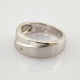 Sterlingsilberring mit polierter und matter Oberfläche, kleinem Stein und Stempel 925 im Innenband.