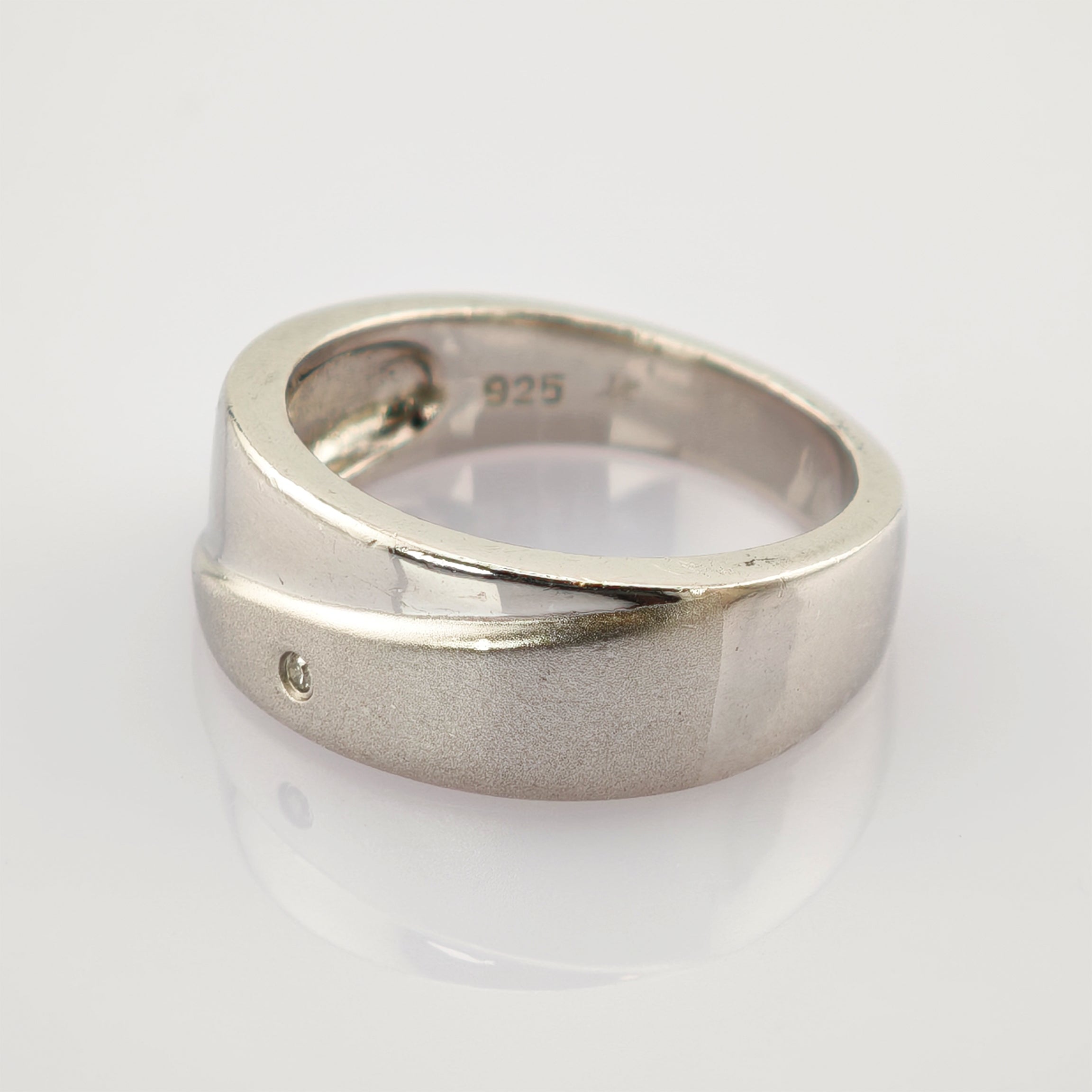 Sterlingsilberring mit polierter und matter Oberfläche, kleinem Stein und Stempel 925 im Innenband.