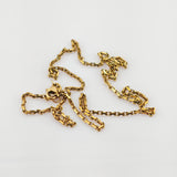 Verknotete Goldkette mit rechteckigen Gliedern und Karabinerverschluss auf weißem Hintergrund