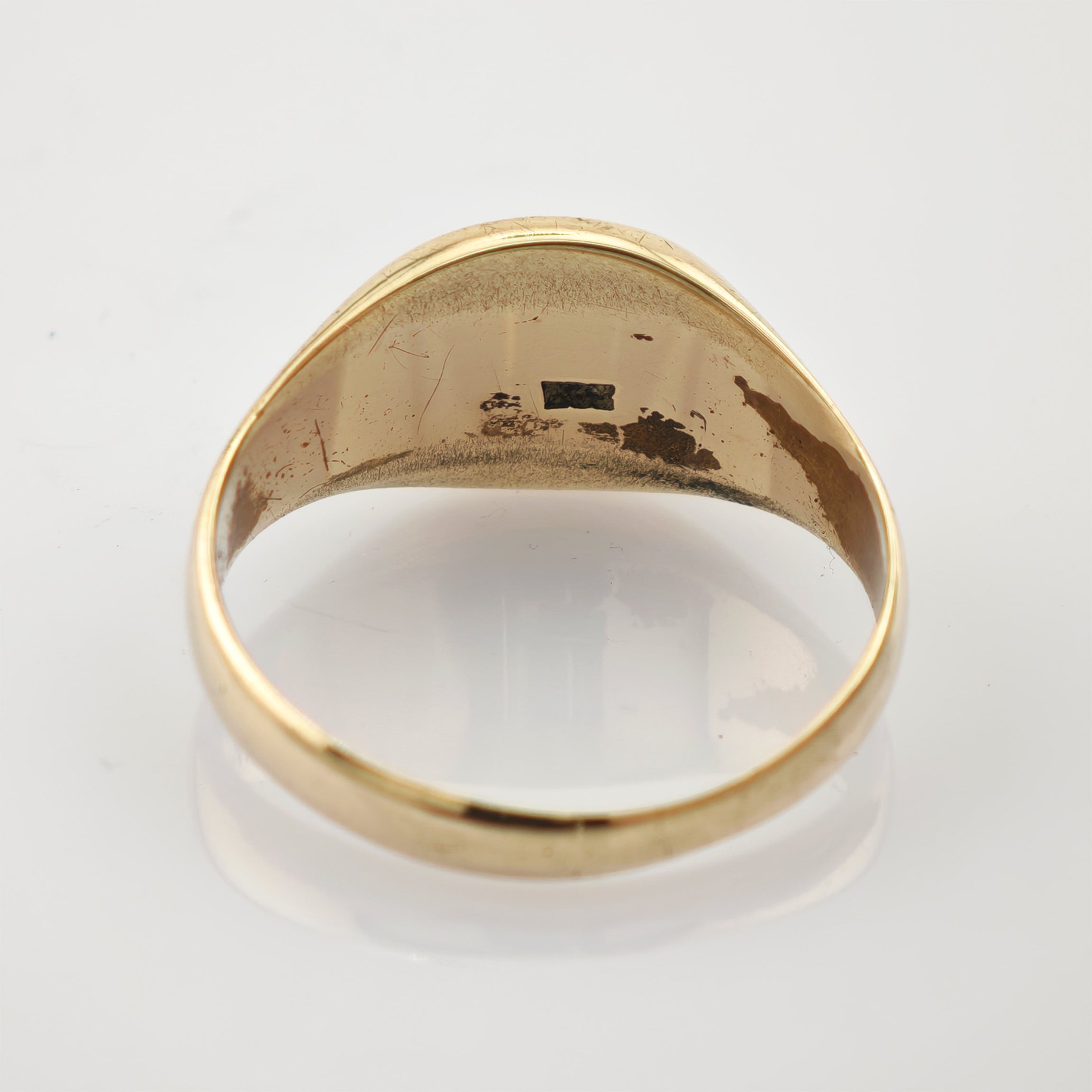 Vintage-Goldring mit eingeprägter 375-Punze und sichtbaren Gebrauchsspuren am Band