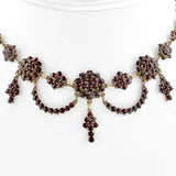 Vintage Granatschmuck Halskette mit Rosengranat-Clustern und Tropfen in Goldfassung auf weißem Büsteinsatz