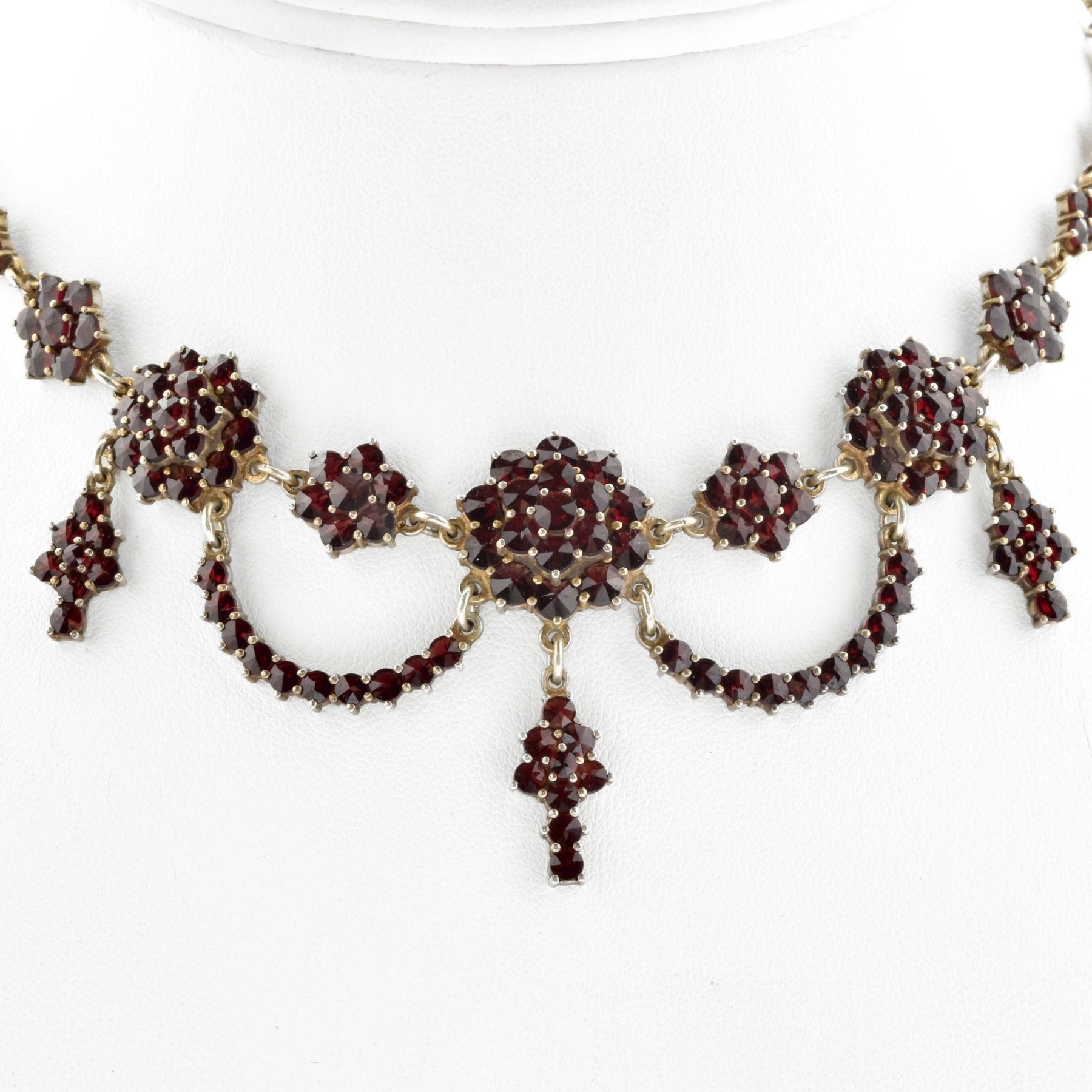 Vintage Granatschmuck Halskette mit Rosengranat-Clustern und Tropfen in Goldfassung auf weißem Büsteinsatz