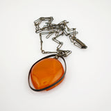 Vintage-Halskette mit großem Bernsteinanhänger in dunklem Metallrahmen an feiner Kette