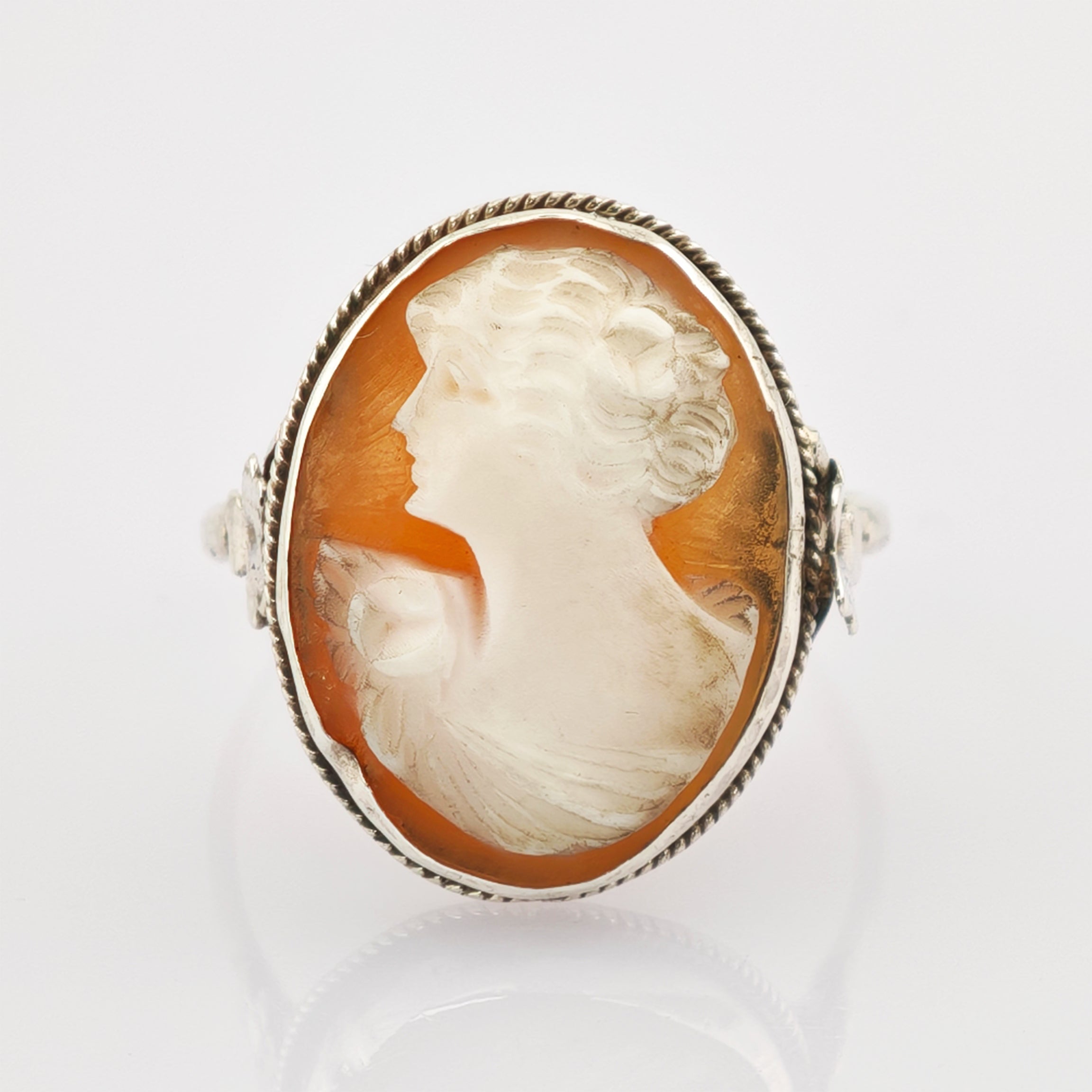 Vintage Kamee-Ring mit eingeschnittener weiblicher Profilfigur in Silberfassung mit gedrehtem Seilrand