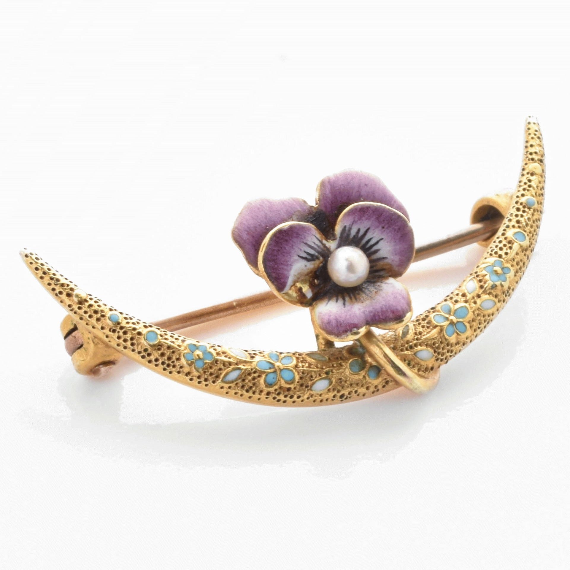 Verzierte vintage mondförmige Brosche aus Gold mit türkisfarbenen Blumenmustern und lila Emailleblume mit Perle