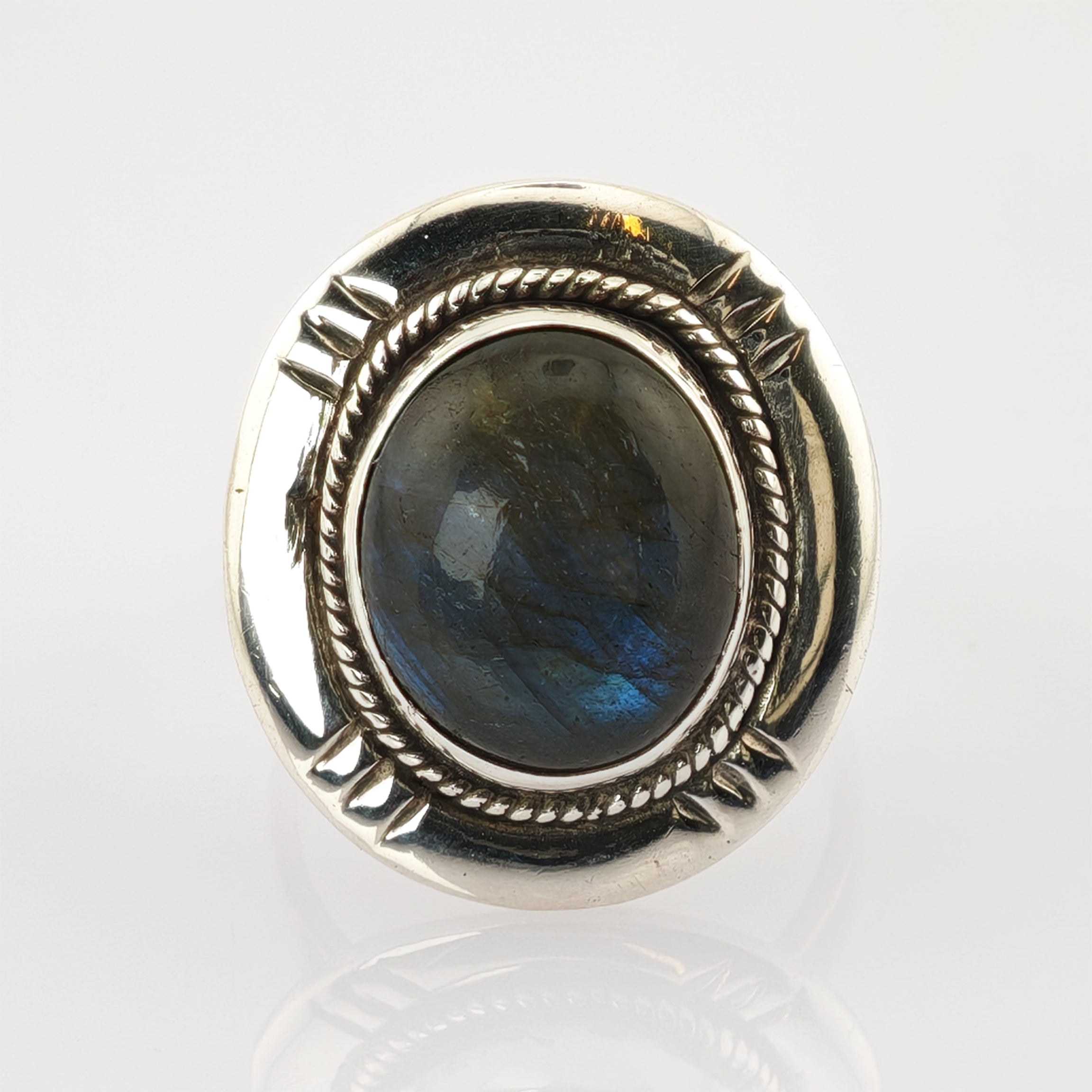 Silberner Ring mit glattem Band und ovaler flacher Fassung, Vintage-Schmuck.