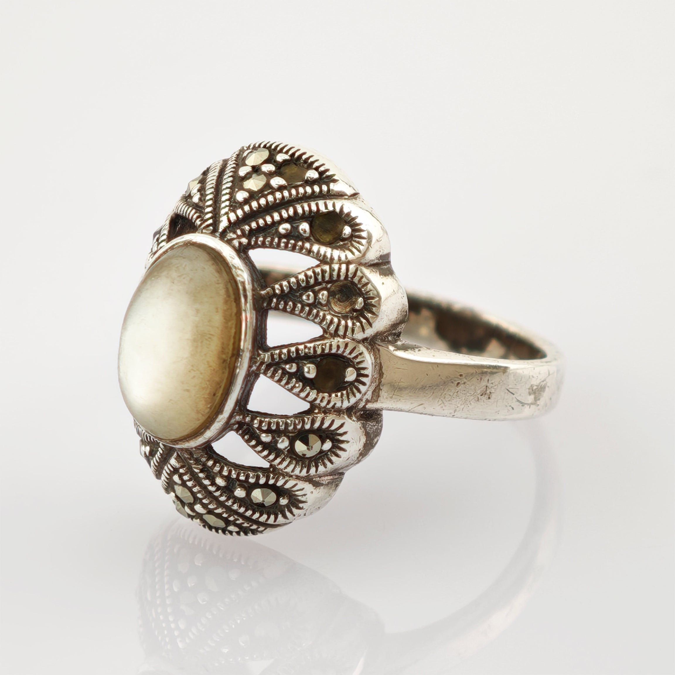 Vintage-Silberring mit ovalem Stein und dekorativen Mustern.