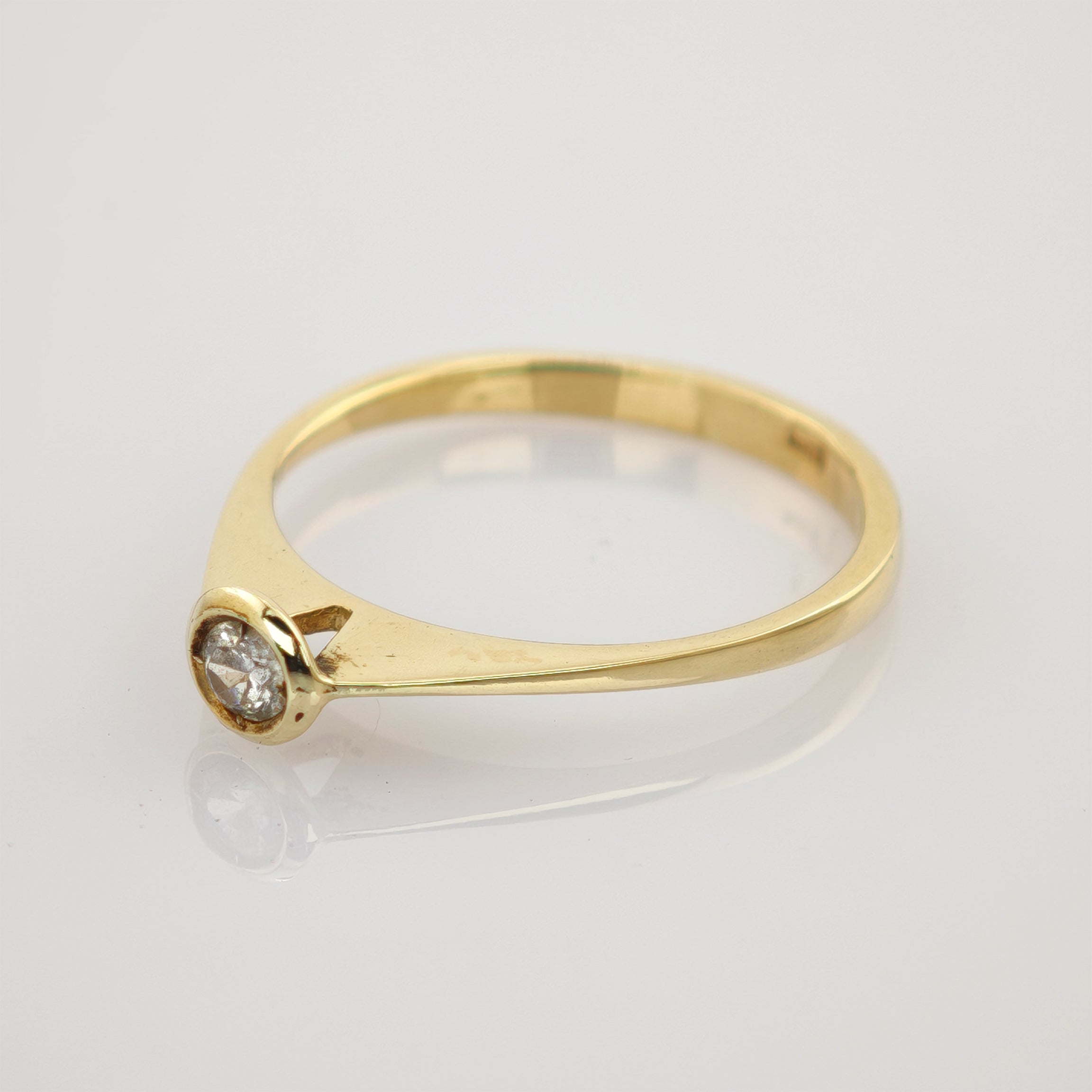 Zarter Goldring mit rundem Diamant in glatter Rundfassung auf dünnem Band