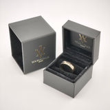 Zwei elegante schwarze Ringboxen mit goldfarbenem YOURVINTAGE.store Logo, eine geöffnet mit goldenem Ring auf schwarzem Samt