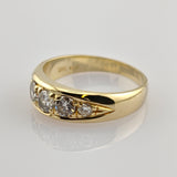 Ring aus Gold mit Diamantreihe