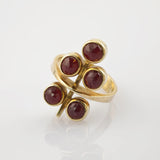 Elegantes Granat-Schmuckset aus Gold, bestehend aus Ring und Ohrclips, um 1970