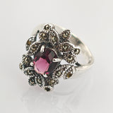 Vintage Silberring mit violettem Glasstein und filigraner Ornamentfassung aus den 1950er Jahren