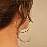 Zeitlose Creolen aus Gold – minimalistische Eleganz