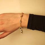 Charm-Armband aus Gold mit Herz-Anhängern