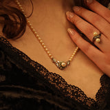 Elegante Perlenkette mit floraler Schließe aus Gold