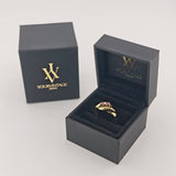 Zeitloser Goldring mit Diamant und Rubinen