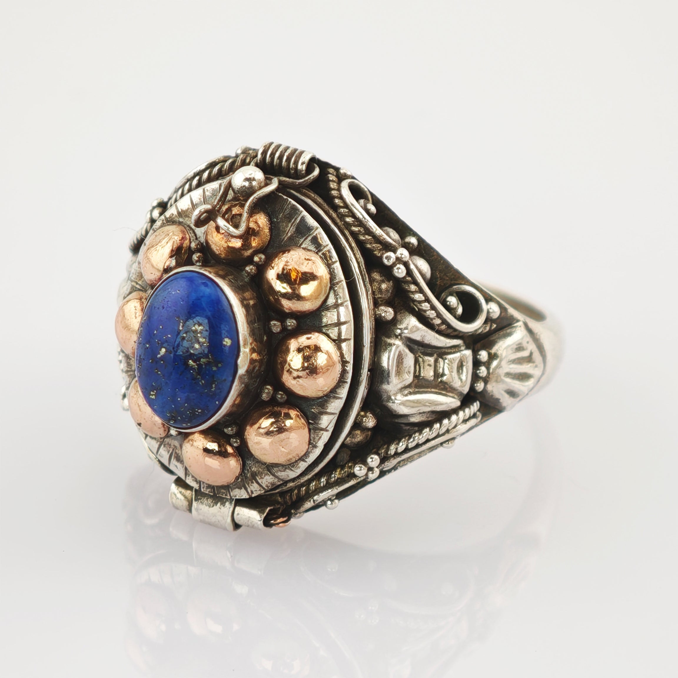 Antik-Silberring mit ovalem blauen Lapislazuli und goldfarbenen Perlen im Vintage-Stil
