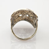 Antiker Goldring mit filigranem Schnittmuster und gewölbtem Oberteil in seitlicher Perspektive.