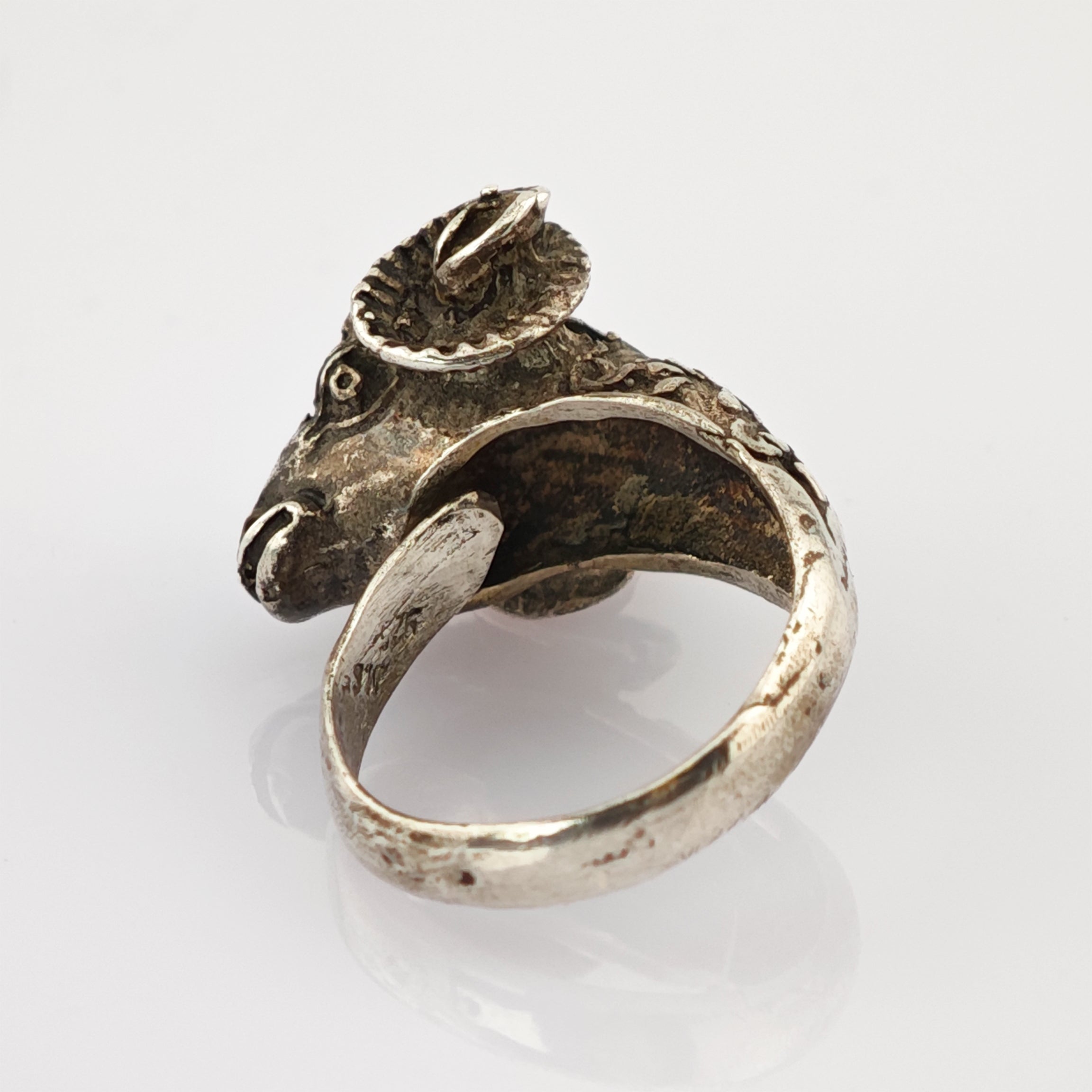 Antiker Metallring mit detailliertem Widderkopf, gealterter Patina, handgefertigt.