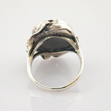 Antiker silberner Ring mit offener Biegung und skulpturaler Fassung