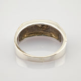 Antiker silberner Ring mit glatter, leicht angelaufener Innenseite und unregelmäßiger äußerer Form auf weißem Hintergrund.