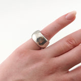 Zeitloser Bandring aus Silber