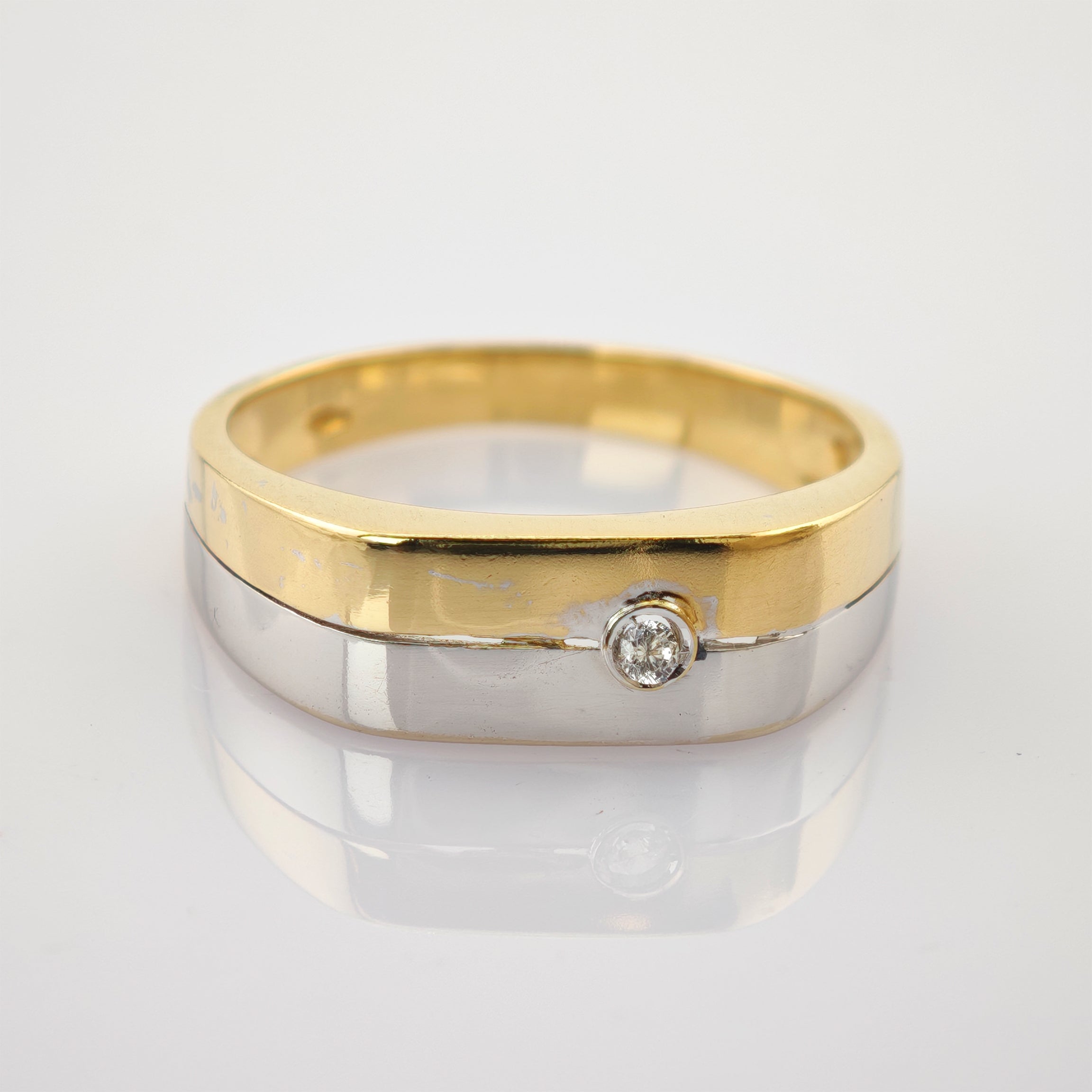 Bicolor-Ring aus poliertem Gold und Silber mit rundem Diamanten auf silbernem Band