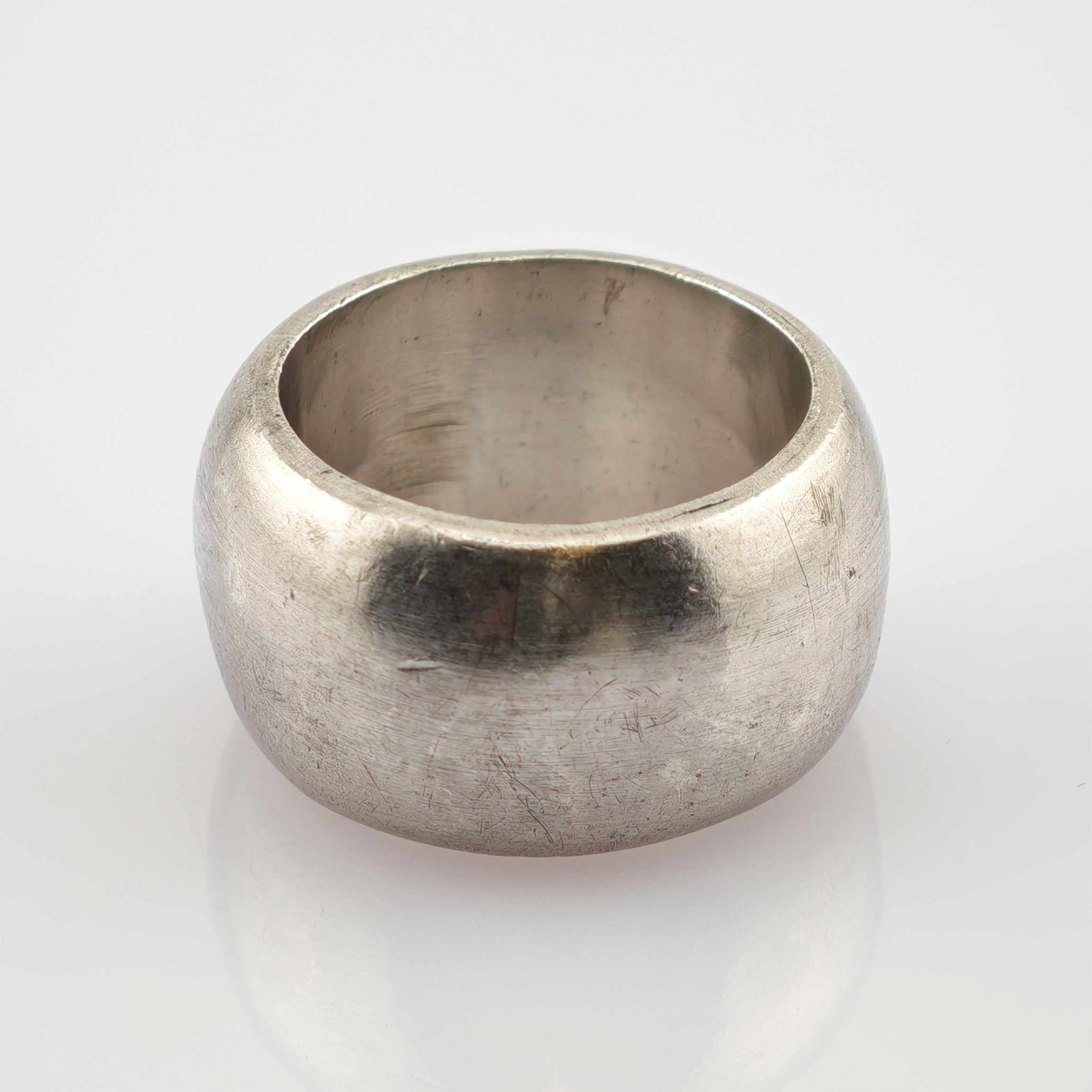 Breiter silberner Ring mit glatter, runder Oberfläche, vintage Schmuck